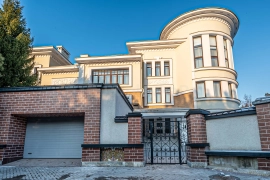 Угловой таун с выходом в лес